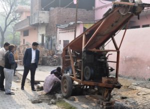 नाले की साफ-सफाई का निरीक्षण करते निगम आयुक्त